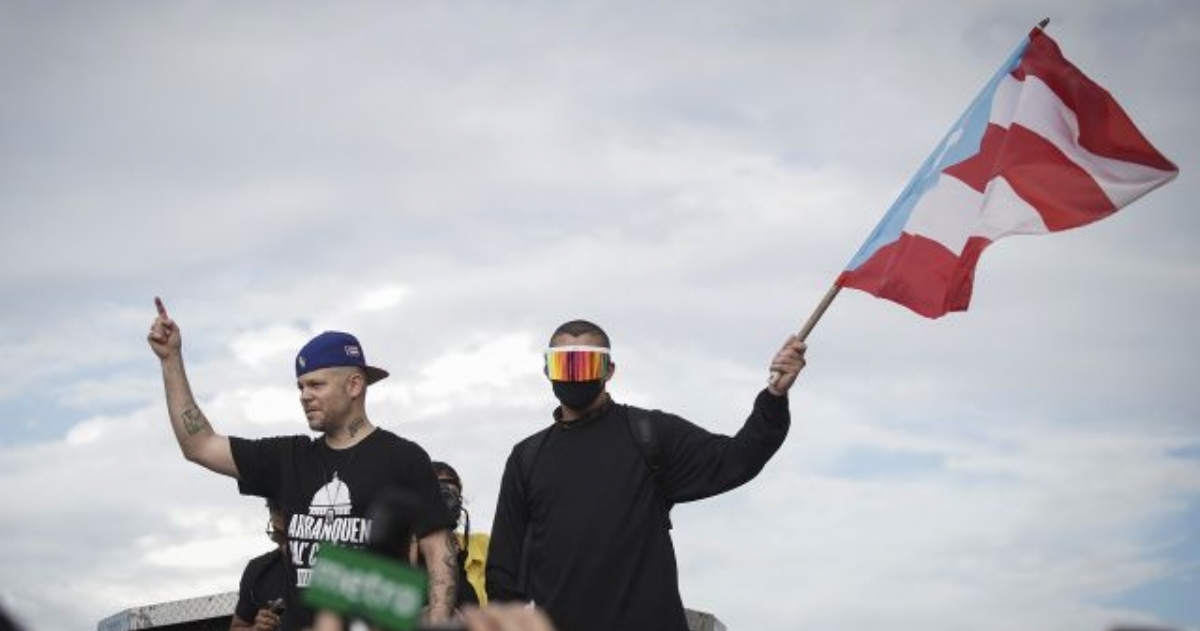 Residente (izquierda) y Bad Bunny (derecha) también se hicieron presentes junto al pueblo.