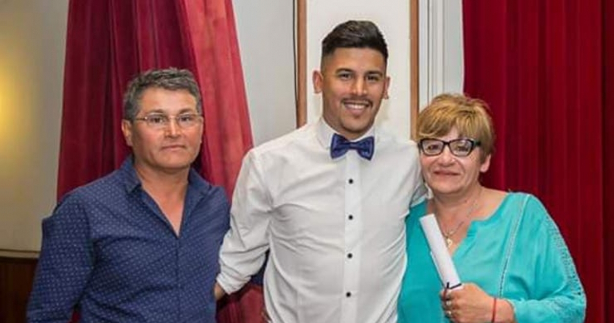 Christian el día de su recibida con padres, Cecilio y Marta.