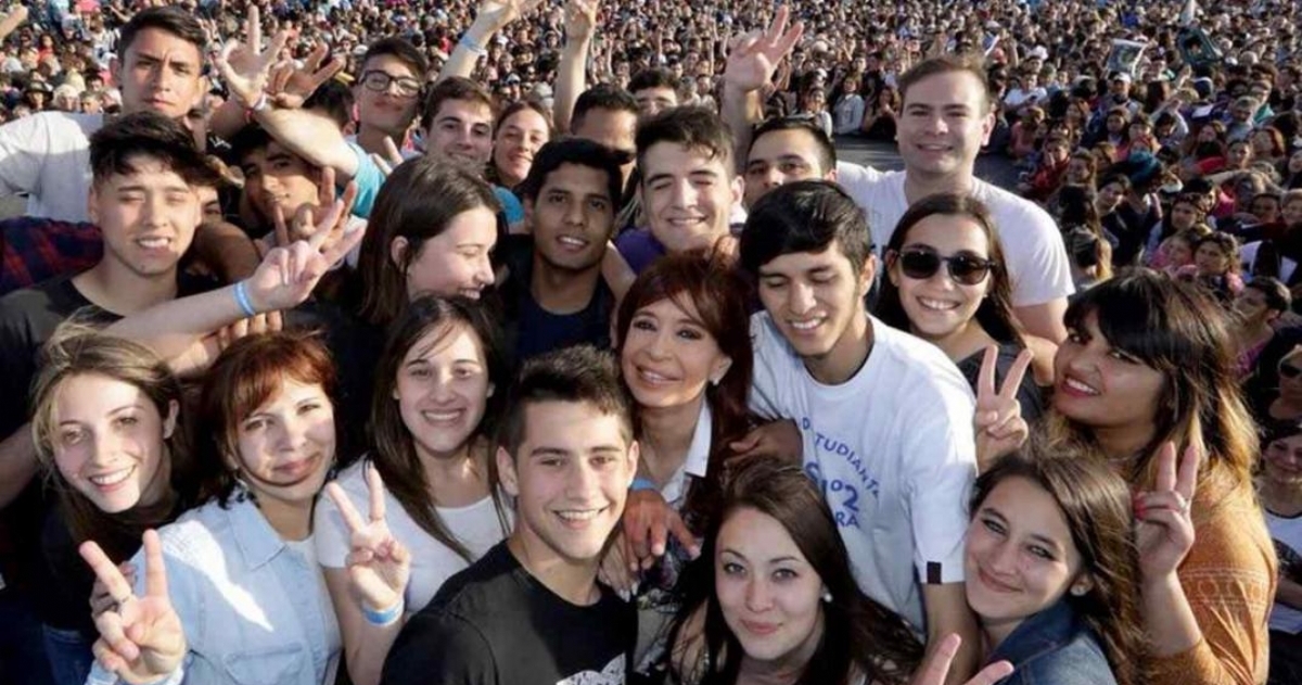 La ex Presidenta Cristina Fernández y los jóvenes.