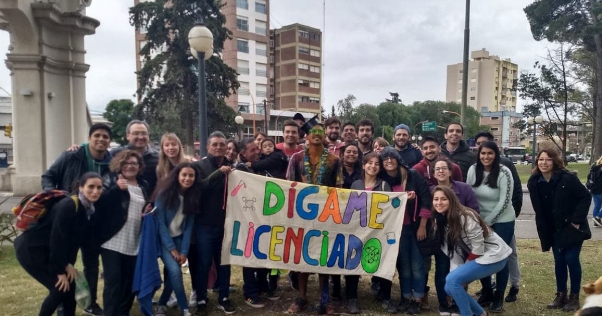 Christian de festejo con sus amigos y compañeros.