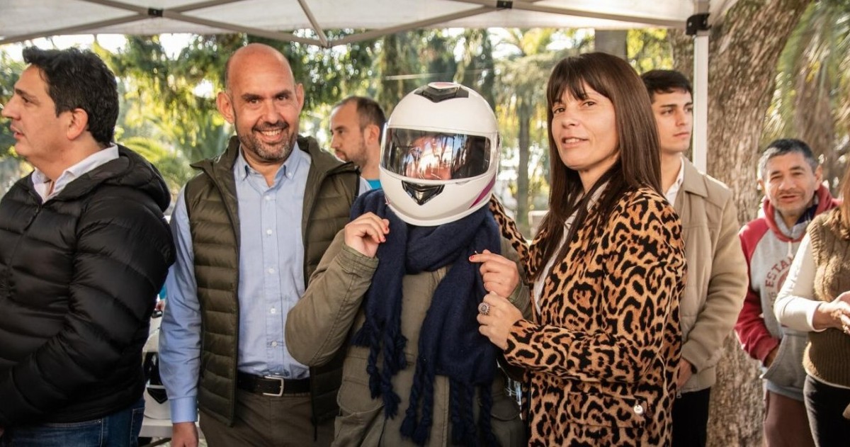 El Ministerio de Transporte provincial entregó al Municipio de Baradero bicicletas para turismo y uso social, cascos para delivery y vecinos, pases multimodales para personas con discapacidad y un alcoholímetro.
