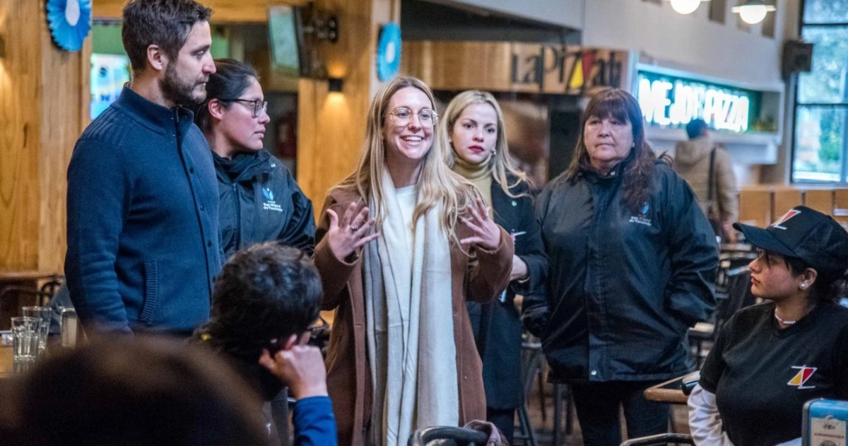 Los 11 jóvenes iniciaron su primera experiencia laboral en La Pizzada después de completar instancias de formación organizadas por la Dirección de Empleo y Emprendimientos del Municipio.