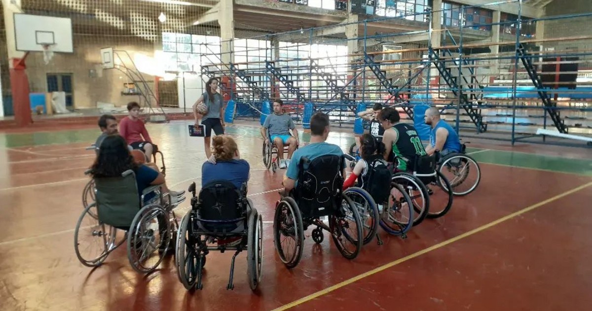 Funcionarios de Salto visitaron la Escuela Paralímpica de Chacabuco con el objetivo de replicar políticas deportivas que promuevan la participación de personas con discapacidad.