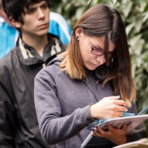 Los jóvenes se alejan de los medios y se informan cada vez más por redes e influencers