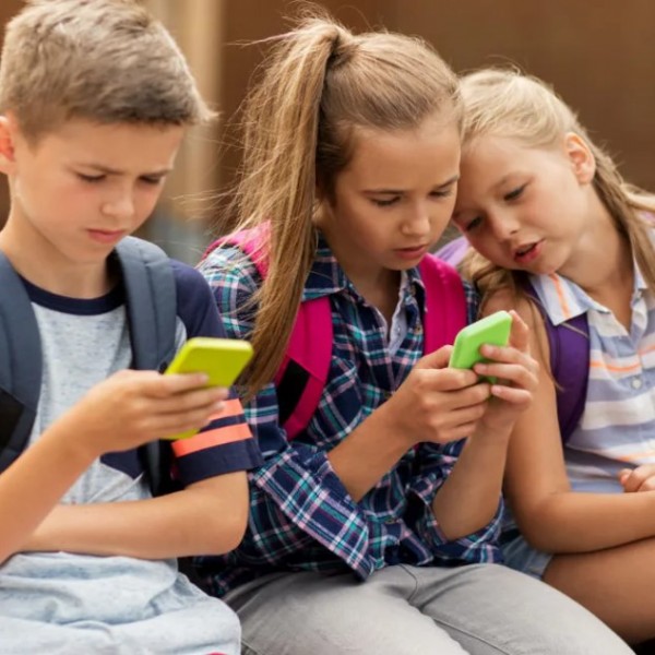 Por la salud mental, Alemania analiza prohibir redes sociales a chicos