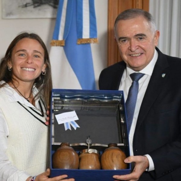 Jaldo recibió a Victoria Sauze, la primera tucumana campeona del mundo de hockey con Las Leonas