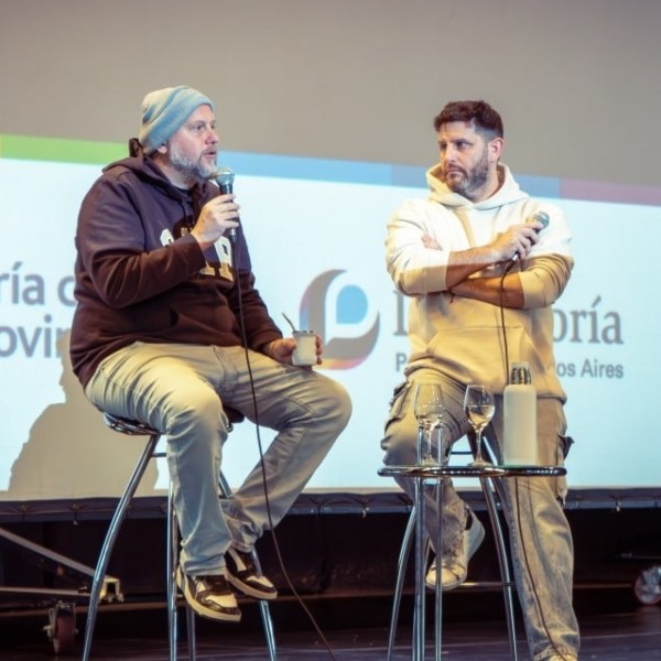 El periodista Nicolás Cayetano brindó una charla ante más de 400 jóvenes de escuelas secundarias