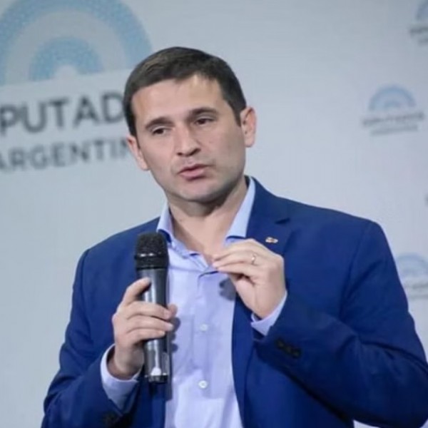 Pelli anticipó un hospital, pavimento total y soluciones al agua si llega a la intendencia de Yerba Buena