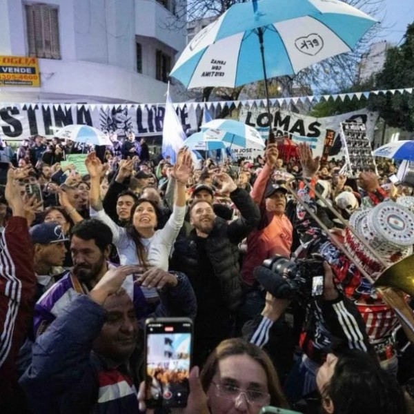Miles de personas marcharon en Lomas de Zamora para apoyar a Cristina Fernández de Kirchner frente a su casa