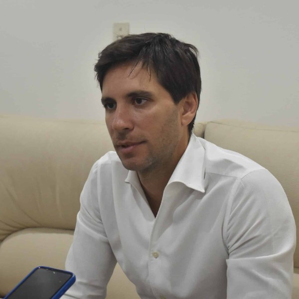 Santiago Passaglia presentó la primera cancha pública con césped sintético y lanzó un mensaje político
