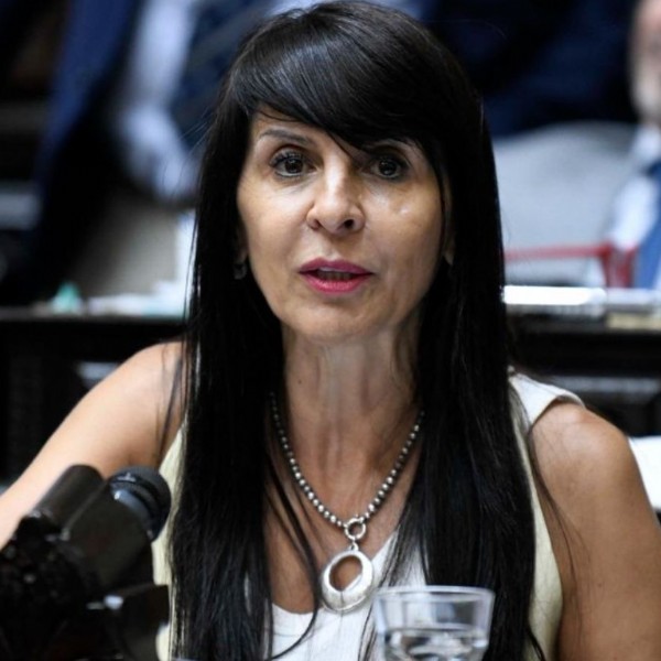 Investigan a un alumno de 14 años, hijo de Lorena Villaverde, por una amenaza con arma en un colegio