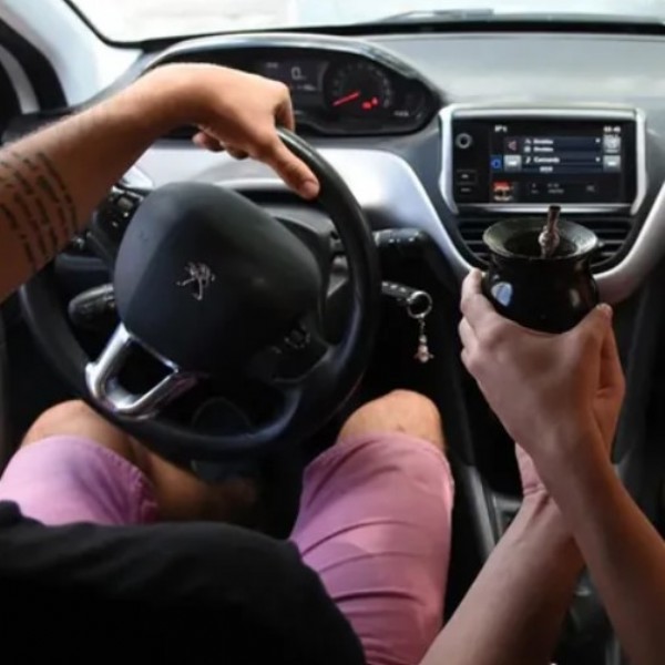 Mendoza sanciona a conductores que tomen mate al volante y Córdoba evalúa una medida similar