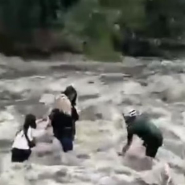 El ministro de Turismo y Cultura de San Luis asistió a turistas atrapadas por la crecida de un arroyo