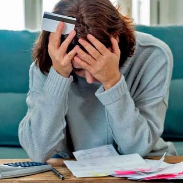 Crisis de ingresos: el 76% de los endeudados usó créditos para pagar comida, salud, tarifas y servicios
