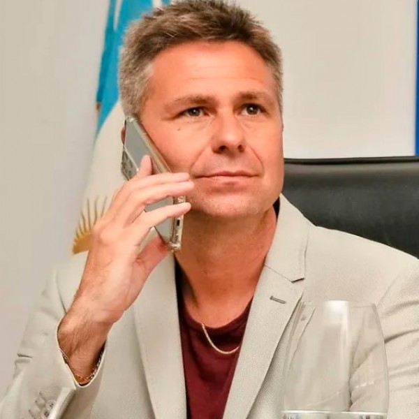 Canals superó las 100 cuadras pavimentadas y Edgar Bruno lo celebró bailando con trabajadores municipales