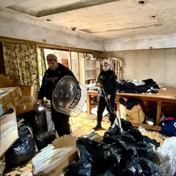 La Ciudad recuperó un chalet usurpado en Floresta tras cuatro años y clausuró un taller textil clandestino