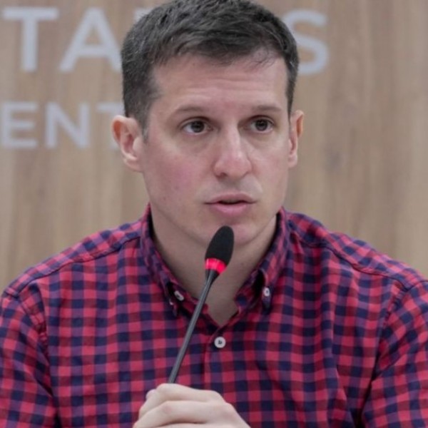 Juan Marino preguntó cómo Manuel Adorni movió más de 100 mil dólares en efectivo con un sueldo de 3 millones
