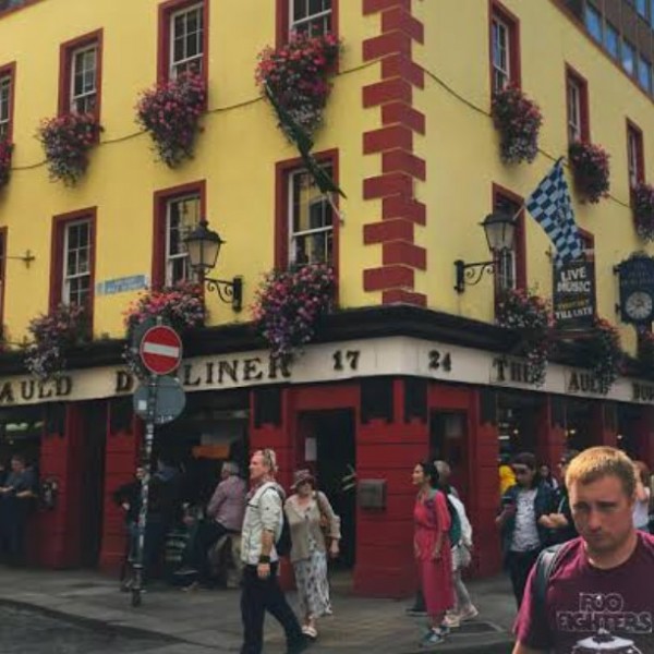 Irlanda retiró una campaña sobre el consentimiento de los nietos para recibir abrazos y besos tras fuertes críticas