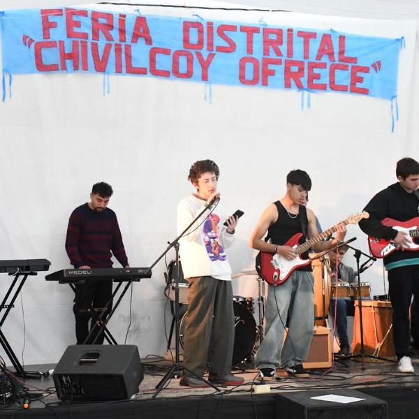 Guillermo Britos acompañó una nueva edición de la feria "Chivilcoy Ofrece" destinada a jóvenes del último año del secundario