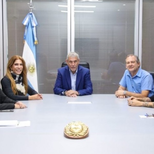 Jorge Ferraresi firmó convenio con la Universidad Nacional de La Plata para capacitar en políticas de niñez y adolescencia