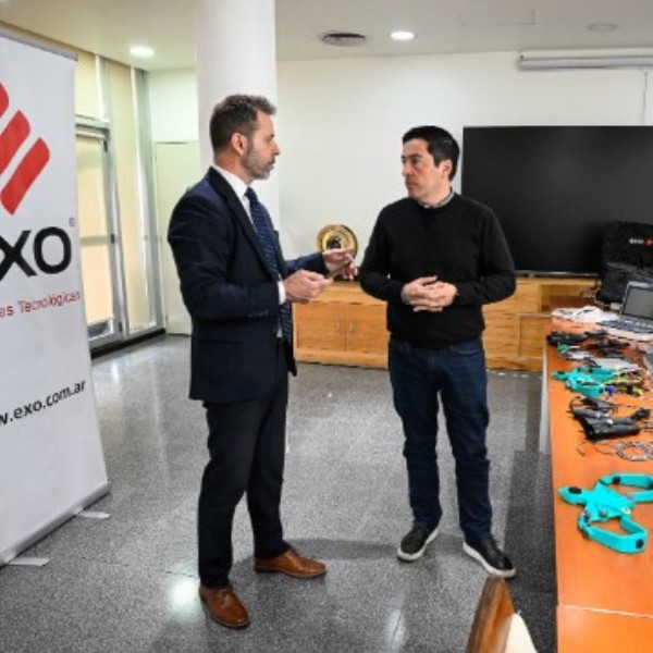 Nardini firmó un convenio con EXO para incorporar cuatro centros de diagnóstico móvil en Malvinas Argentinas