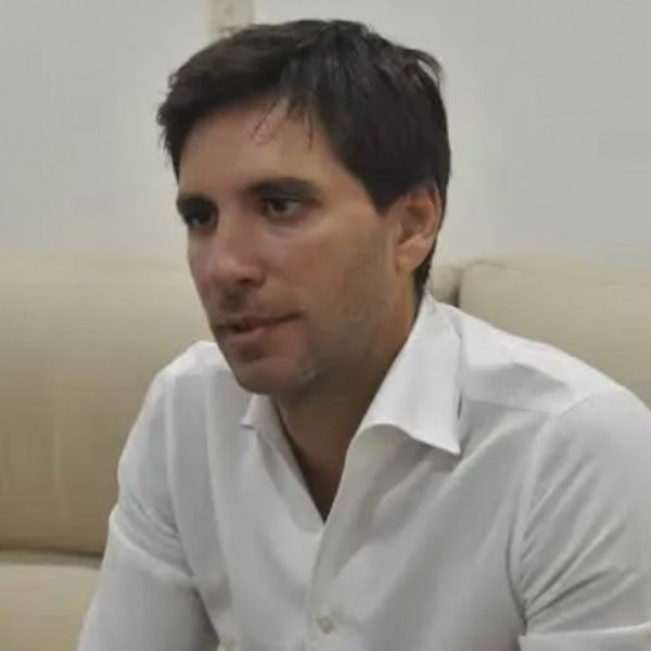 Santiago Passaglia inició la entrega de más de 300 notebooks para escuelas públicas y privadas de San Nicolás