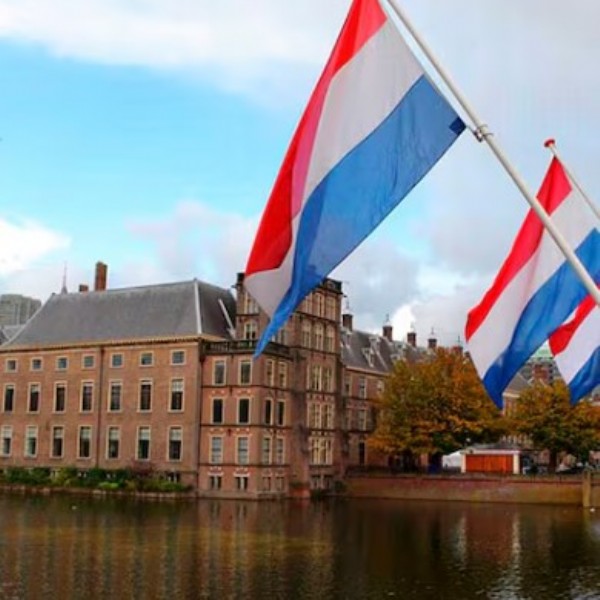 Países Bajos prohibió celulares en escuelas y reporta mejoras en atención y convivencia