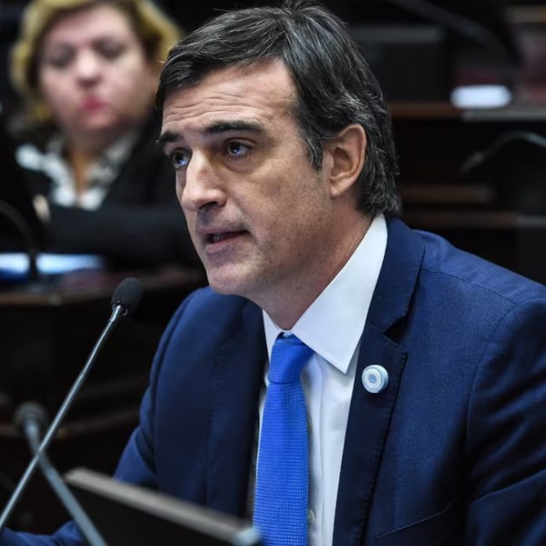 Esteban Bullrich calificó a Manuel Adorni de "corrupto" en medio de la polémica por su patrimonio