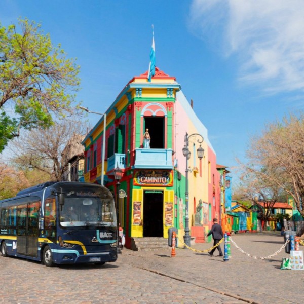 El eBus eléctrico amplió su recorrido y ahora conecta Retiro con Caminito durante fines de semana y feriados