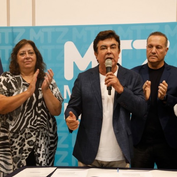 Fernando Espinoza sumó a "Toty" Flores y a dos ex concejales de Cambiemos al gabinete de La Matanza