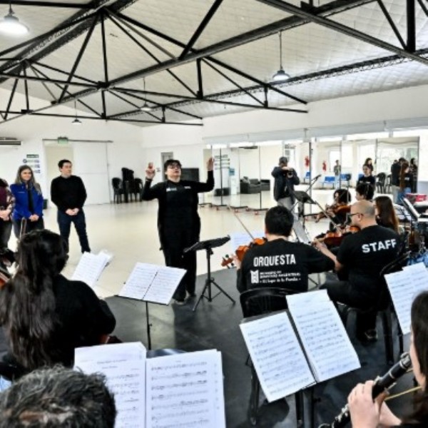 Nardini recibió nuevos instrumentos para la Orquesta Municipal y pidió invertir en cultura frente a las apuestas online