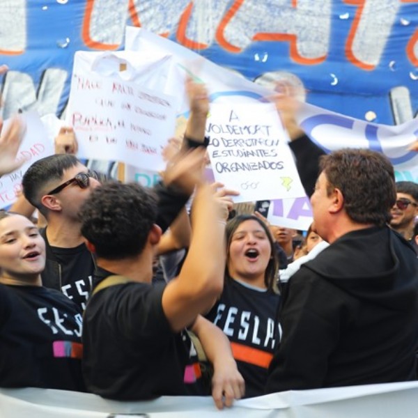 Fernando Espinoza cruzó a Milei en Plaza de Mayo: "Vive en una Argentina de fantasía"