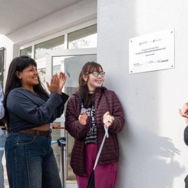 Quilmes inauguró cuatro aulas en la Secundaria Nº 8 y acusó a Nación de abandonar la obra
