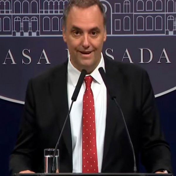 Manuel Adorni recibió otro préstamo privado de 100 mil dólares de dos jubiladas