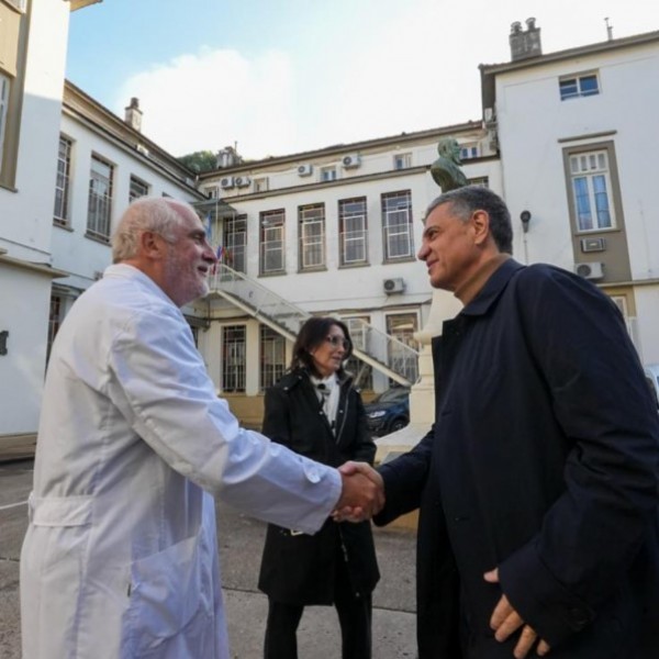 Dos hospitales porteños realizaron el primer trasplante renal pediátrico conjunto y un nene de 9 años recibió un riñón de su padre