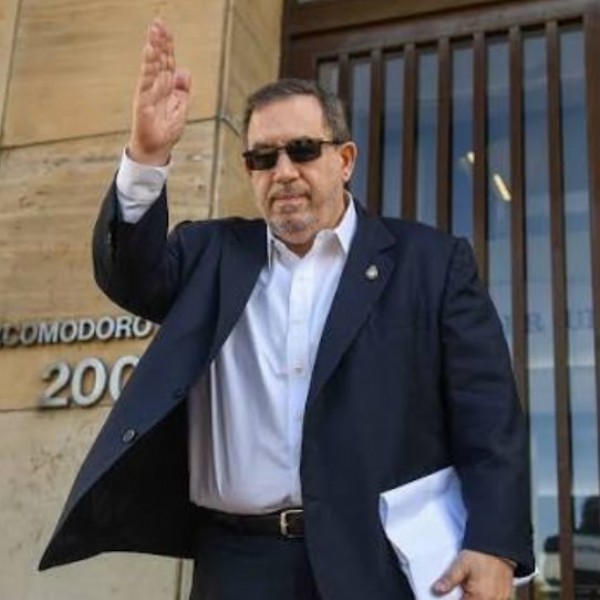Maslatón cruzó a Milei y Caputo por el dólar: "Esto es una estafa al pueblo"