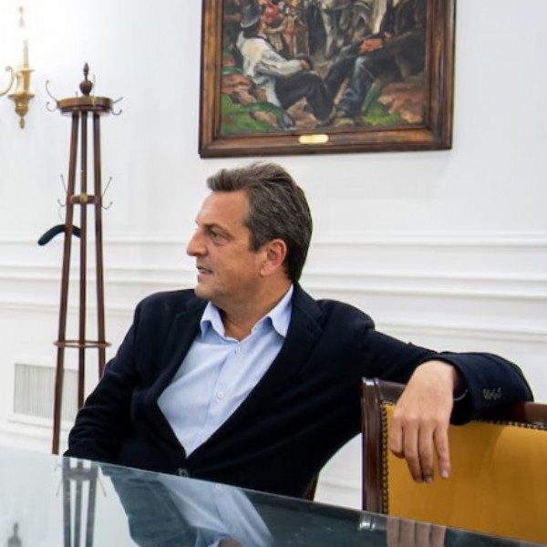 Massa se baja de la carrera bonaerense y empuja a Andreotti mientras arma un frente contra Milei