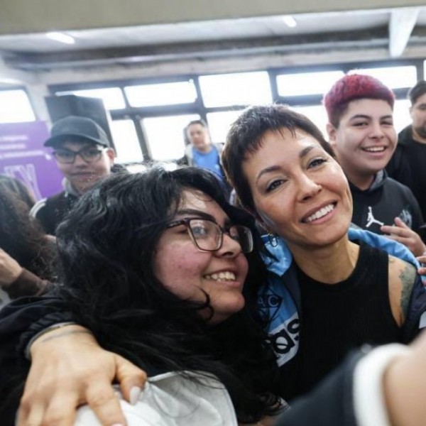 Mayra Mendoza presentó la Ley Ema ante 300 jóvenes y pidió regular la violencia digital en las escuelas