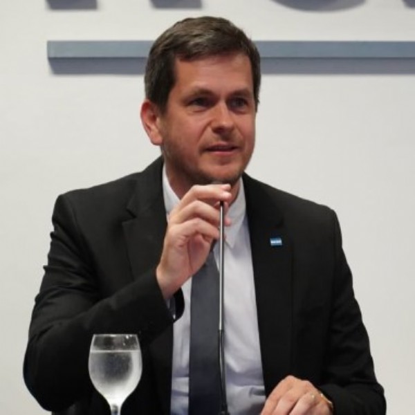Zárate firmó un convenio con el Grupo Mirgor para promover inversiones industriales y obras comunitarias