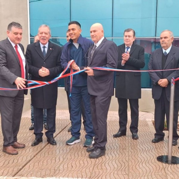 Elías Suárez inauguró el renovado Hospital de Beltrán y entregó viviendas sociales a familias del departamento