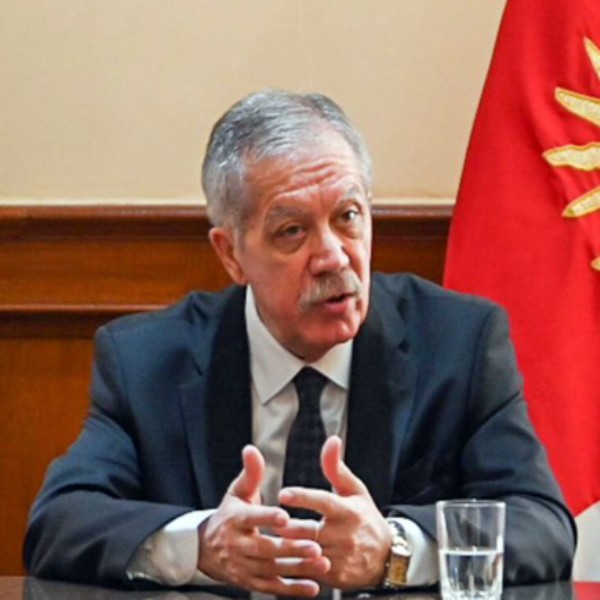 El gobernador anunció suba del 42,4 por ciento para estatales y ratificó bonos durante todo 2026