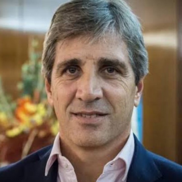Luis Caputo afirmó que el consumo masivo está "en niveles récord" y anticipó una mejora de salarios y jubilaciones