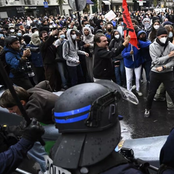 Francia: la Policía reprimió con cañones de agua a estudiantes que reclamaban más presupuesto
