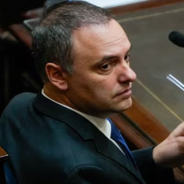 Denuncian que Manuel Adorni compró un monitor gamer y dos proyectores por casi 6 millones de pesos