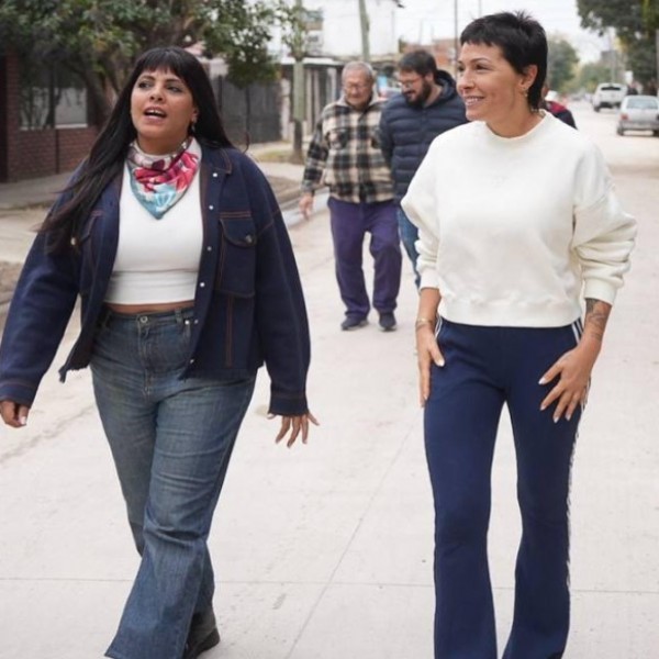 Mayra Mendoza y Eva Mieri recorrieron 21 cuadras pavimentadas en Quilmes y entregaron árboles nativos