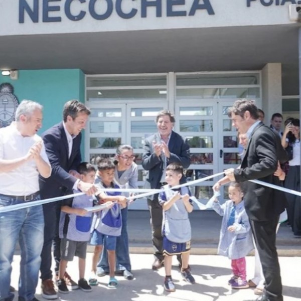Kicillof inauguró obras y entregó una ambulancia en Necochea con fuertes críticas a Milei