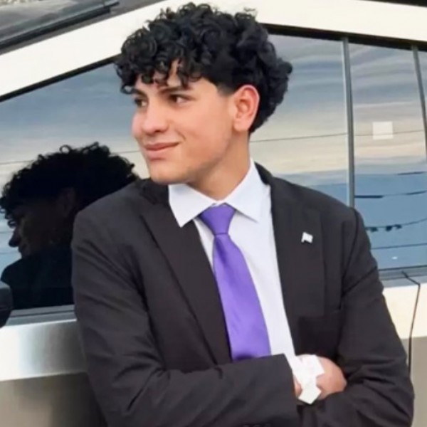 Un influencer de 19 años de LLA promete una Cybertruck si votan a los candidatos libertarios