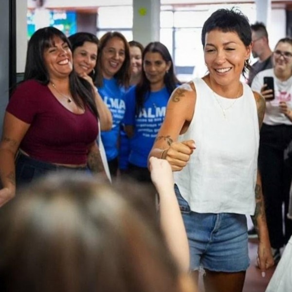 Mayra Mendoza y Eva Mieri presentaron kits escolares para alumnos de primaria
