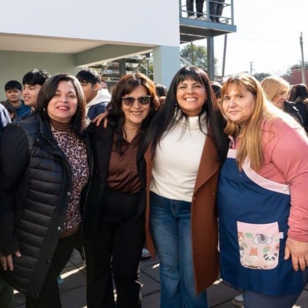 Mayra Mendoza y Eva Mieri inauguraron nuevas aulas y espacios para más de 600 alumnos