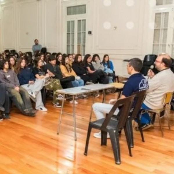 Federico Cermelo habló con más de 100 alumnos de Mar del Plata sobre apuestas online y ciberbullying